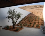 1262878891-aloni-south-courtyard-1000x669