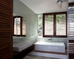 1283264228-23-spg-bathroom
